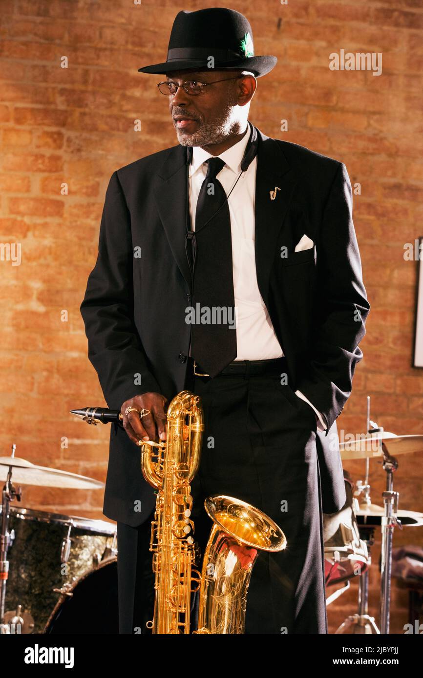 Hombre africano sosteniendo el saxofón Foto de stock