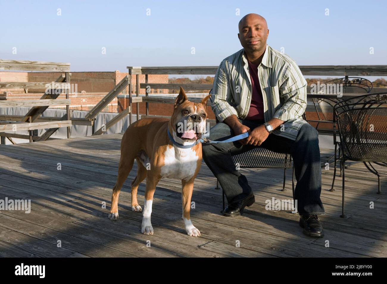 Hombre y perro africanos en la terraza - perros Fotografía de stock - Alamy
