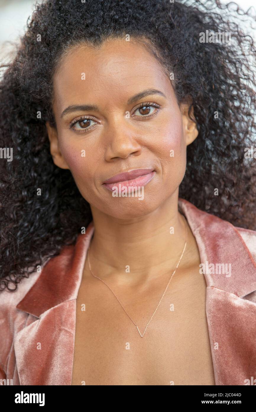 Directamente en el retrato de una raza mixta, mujer de mediana edad mirando a la cámara. Foto de stock