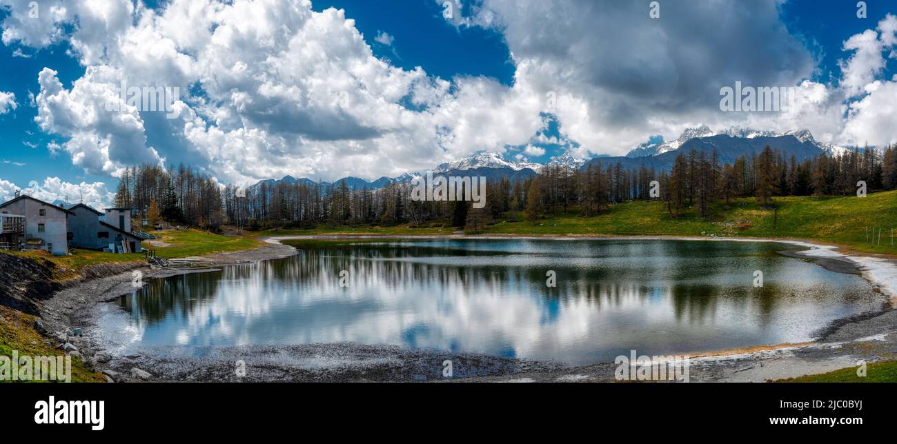 lago alpino en primavera con nubes en el cielo azul Foto de stock