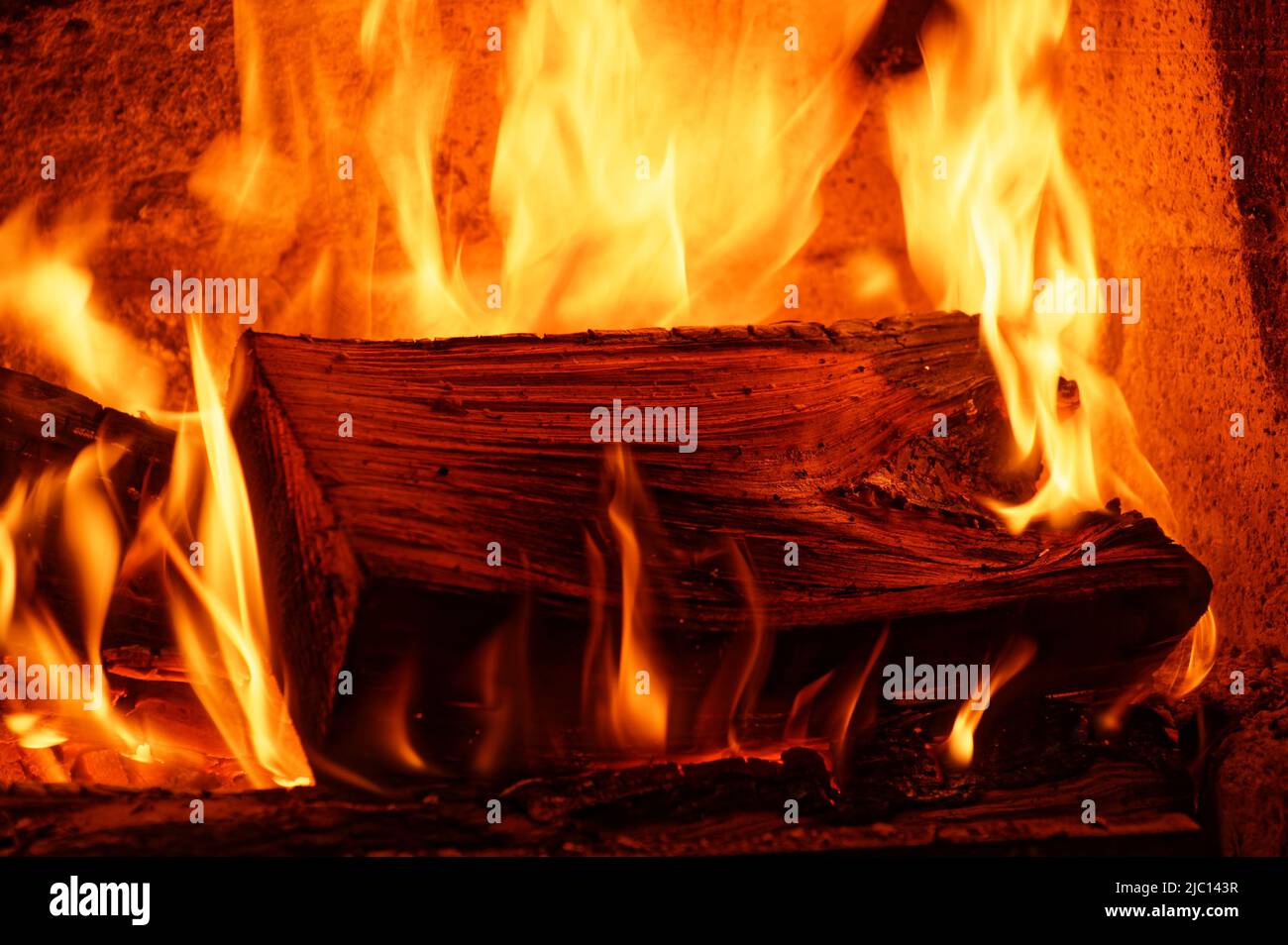 El calor invernal se genera a partir de la quema de madera en una chimenea abierta. Foto de stock