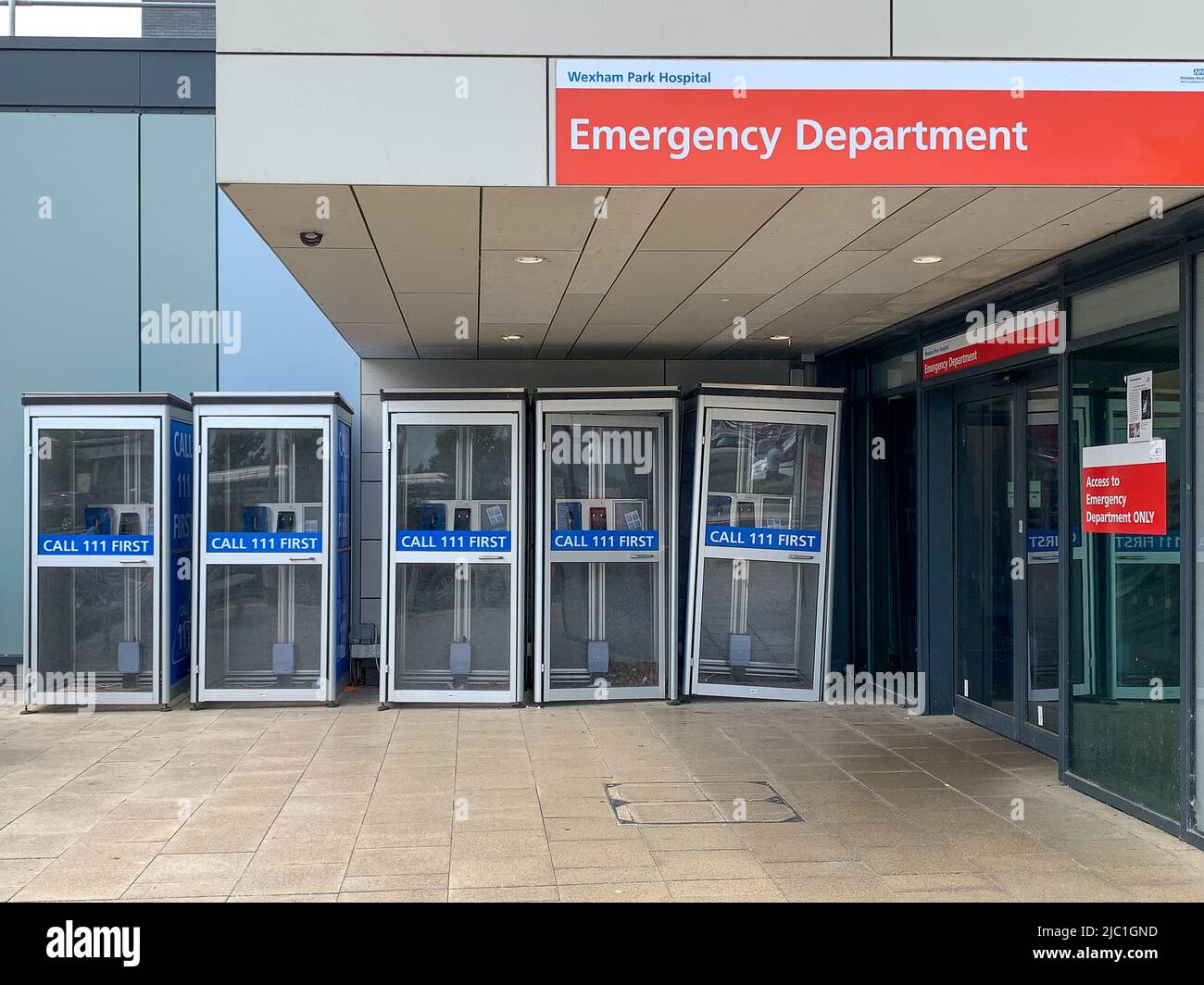 Slough, Reino Unido. 9th de junio de 2022. Wexham Park Hospital ha informado de que su departamento De A&E es un negocio extremo en este momento y que los pacientes sólo deben asistir A A&E en una emergencia genuiena. Muchas personas están encontrando que no pueden contactar, por no hablar de ver su GPS y, por lo tanto, están asistiendo a los departamentos De A&E en su lugar, ya que no saben qué más hacer. Sorprendentemente, Frimley Health Foundation Trust ha aconsejado que los pacientes ya no están obligados a usar una máscara facial cuando visitan sus hospitales. Crédito: Maureen McLean/Alamy Live News Foto de stock
