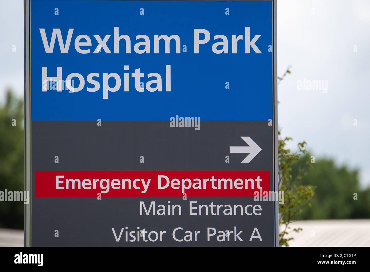 Slough, Reino Unido. 9th de junio de 2022. Wexham Park Hospital ha informado de que su departamento De A&E es un negocio extremo en este momento y que los pacientes sólo deben asistir A A&E en una emergencia genuiena. Muchas personas están encontrando que no pueden contactar, por no hablar de ver su GPS y, por lo tanto, están asistiendo a los departamentos De A&E en su lugar, ya que no saben qué más hacer. Sorprendentemente, Frimley Health Foundation Trust ha aconsejado que los pacientes ya no están obligados a usar una máscara facial cuando visitan sus hospitales. Crédito: Maureen McLean/Alamy Live News Foto de stock