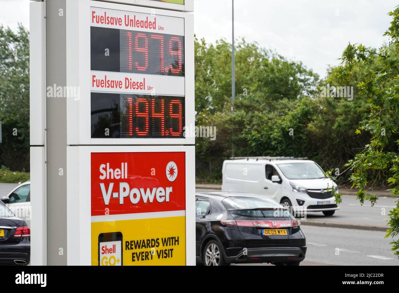 Hornchurch, Essex, Reino Unido. 9th de junio de 2022. Los precios del combustible en el Reino Unido están en un nivel récord. El coste de llenar el coche avarage con gasolina alcanza las 100 libras. Crédito: Marcin Rogozinski/Alamy Live News Foto de stock