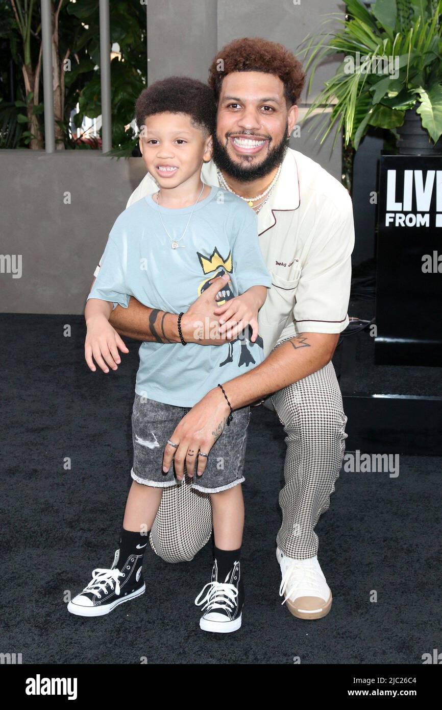 Sarunas Jackson, hijo en las llegadas para el estreno DEL DOMINIO DEL