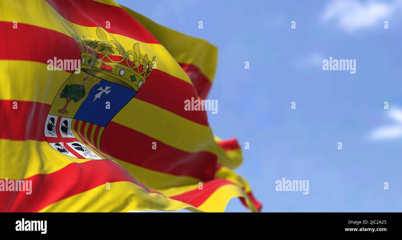 Bandera aragonesa ondeando en el viento en un día claro. Aragón es una comunidad autónoma en España, coextensiva con el reino medieval de Aragón Foto de stock