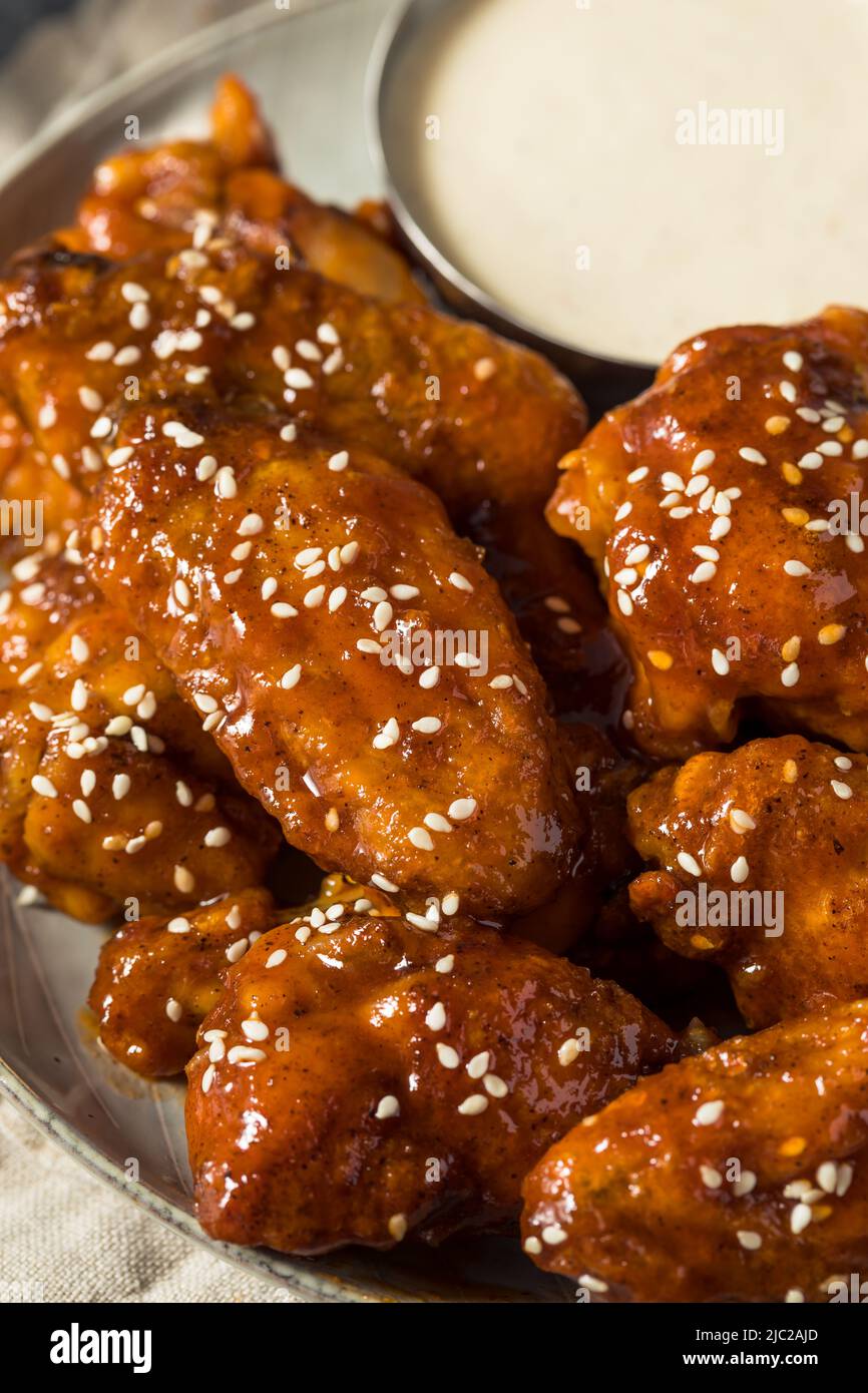 Alitas de pollo con miel de Sriracha caseras con sésamo y rancho Foto de stock