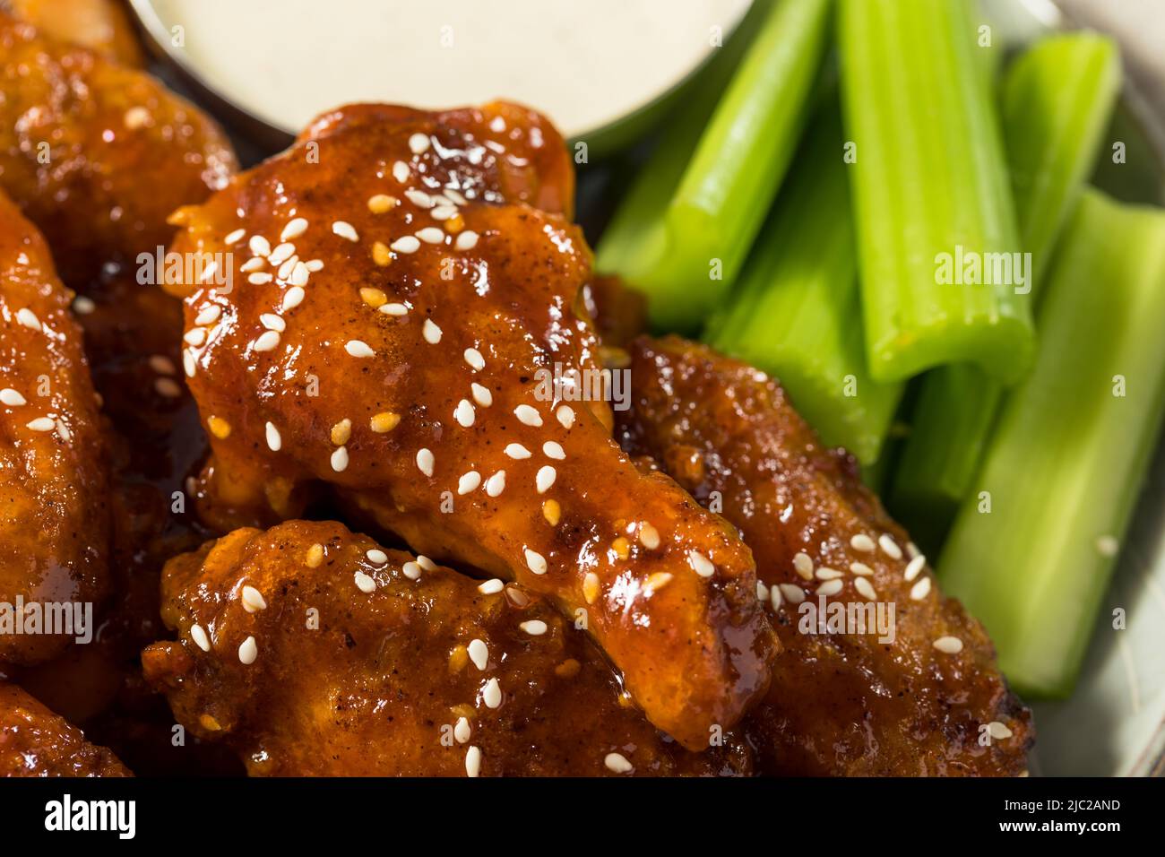 Alitas de pollo con miel de Sriracha caseras con sésamo y rancho Foto de stock