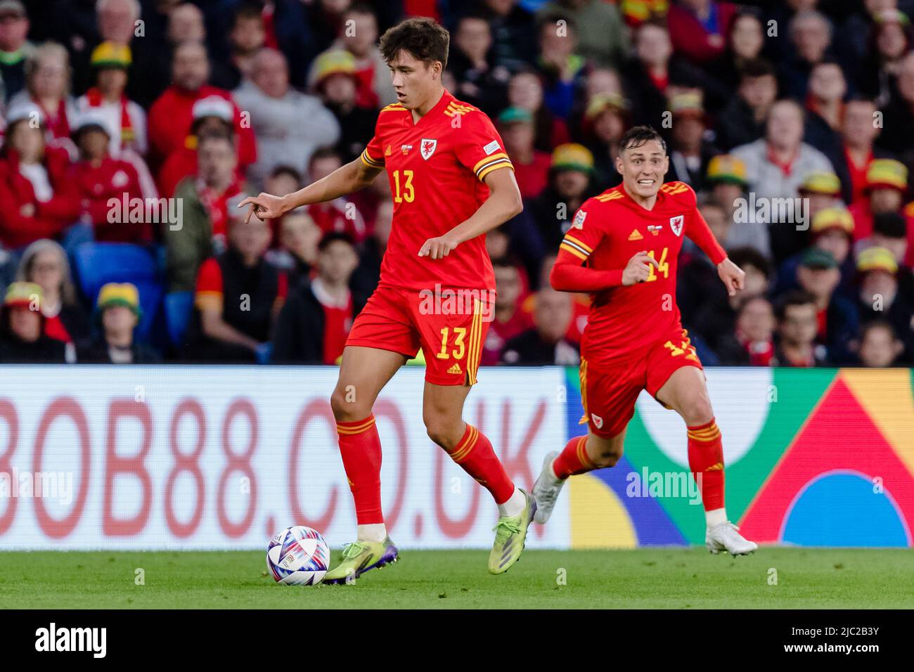 CARDIFF, WALES - 08 DE JUNIO de 2022: Rubin Colwara de Gales durante la Liga  Un partido de la Liga de las Naciones 2022 entre Gales y Holanda en el  Estadio de