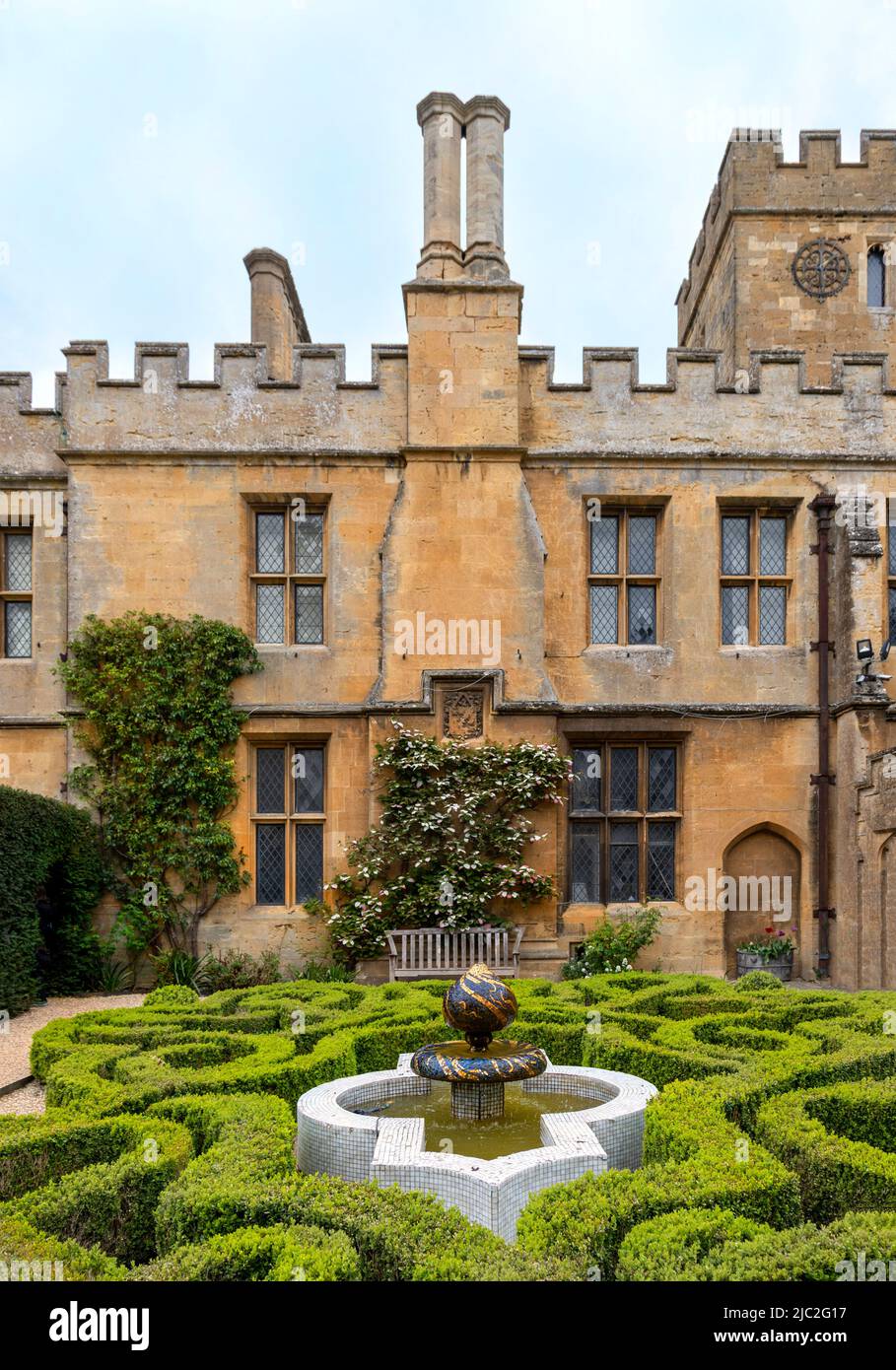 El Jardín Knot de Castillo de Sudeley con su diseño intrincado de setos de caja, Sudeley, Gloucestershire, Cotswolds, Inglaterra, Gran Bretaña, Reino Unido. Foto de stock