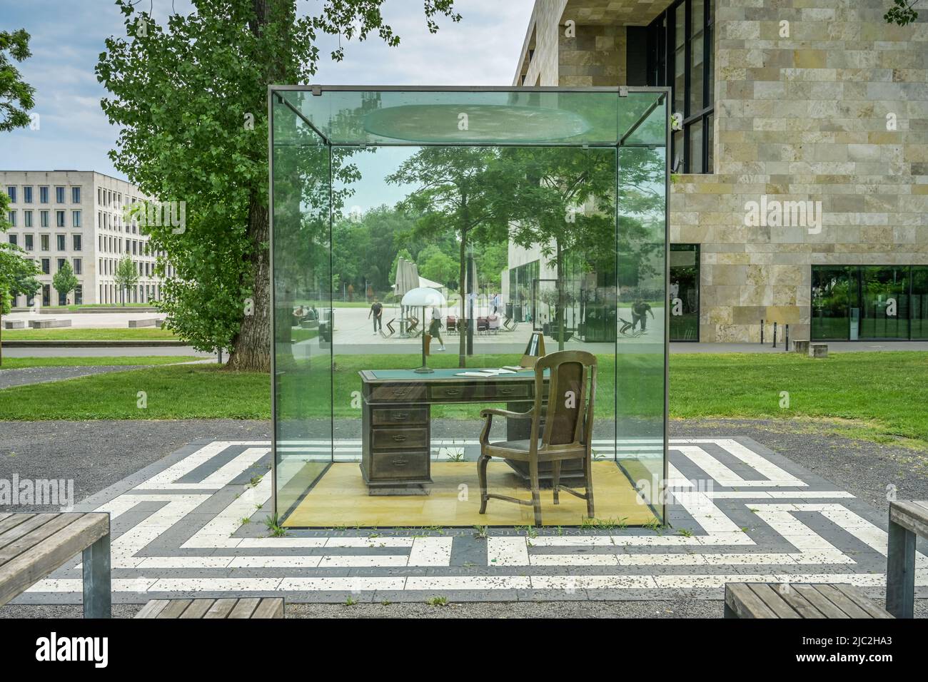 Denkmal Arbeitsplatz Theodor W. Adorno, Glaskasten, Goethe Universität, Campus Westend, Frankfurt am Main, Hessen, Alemania Foto de stock