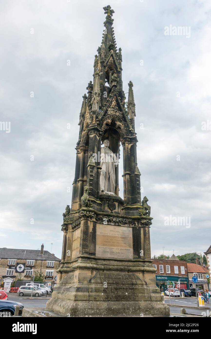 2nd Monumento al Barón Feversham, Plaza de la Ciudad y Mercado en Helmsley, una ciudad comercial en Ryedale, North Yorkshire, Inglaterra. Foto de stock