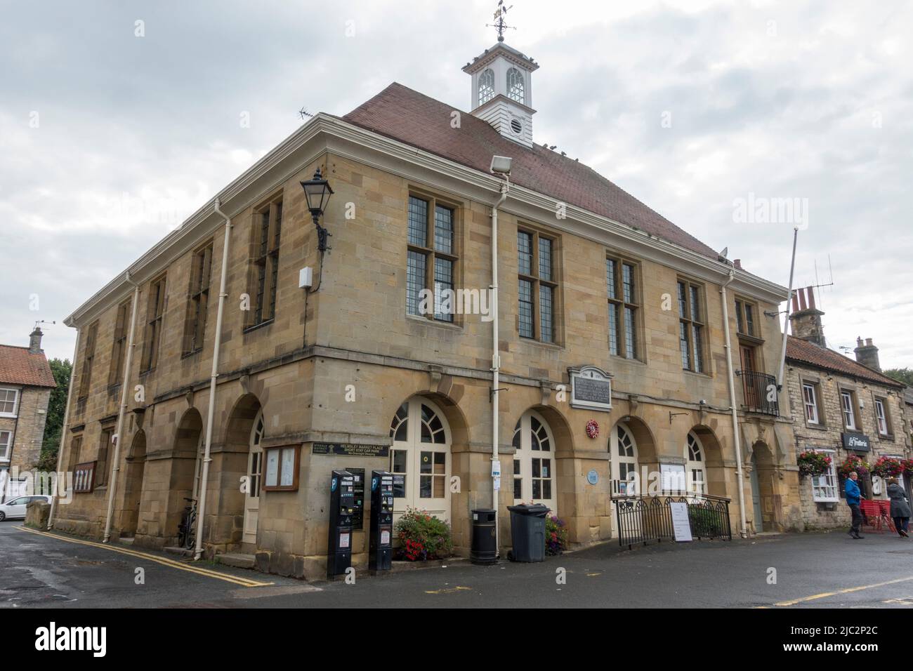 La biblioteca Helmsley en la ciudad se encuentra en Market Place en Helmsley, una ciudad comercial en Ryedale, North Yorkshire, Inglaterra. Foto de stock