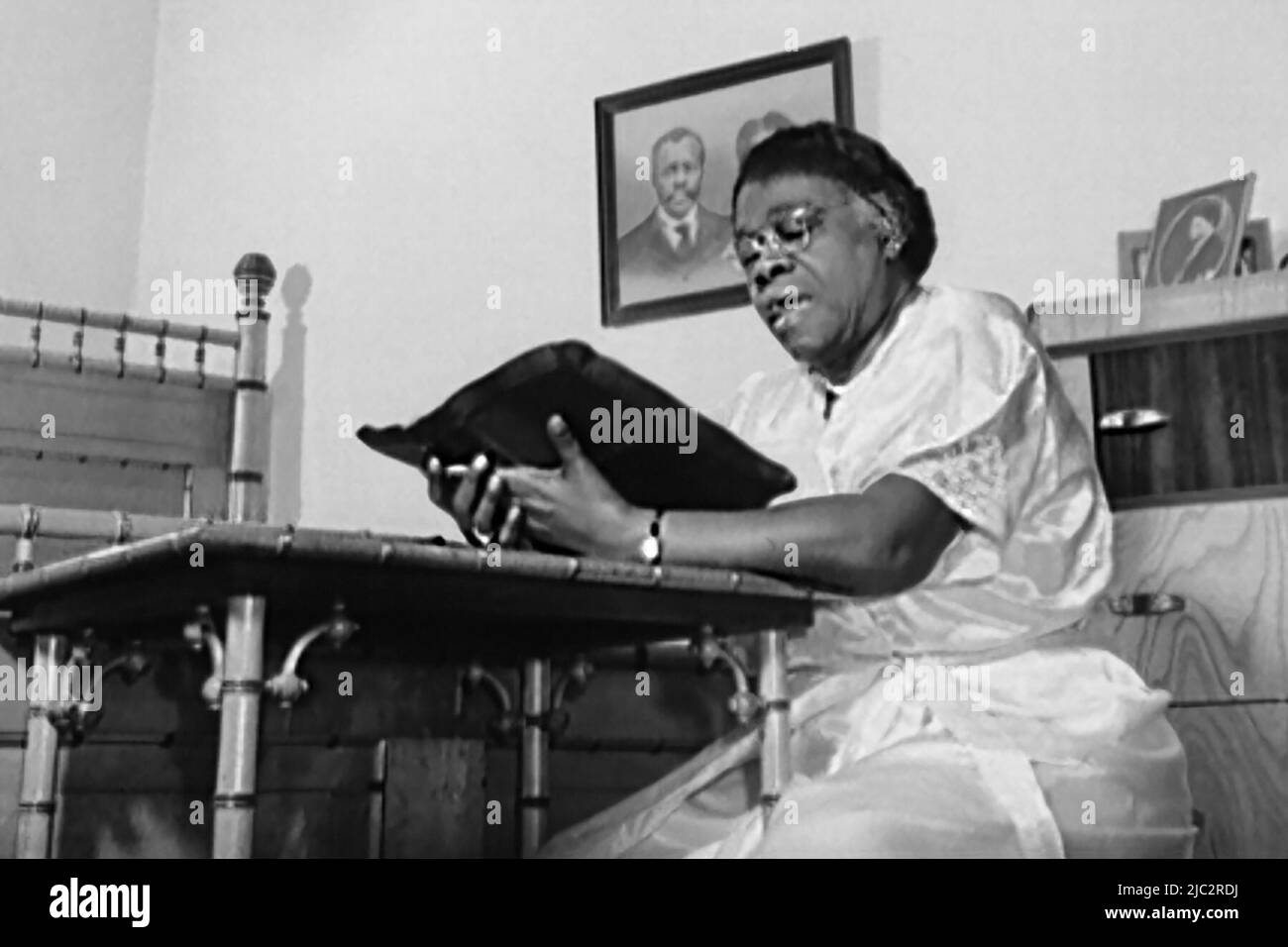 La Dra. Mary McLeod Bethune (1875-1955) leyendo de la Biblia, como lo hizo cada noche antes de retirarse para la noche, en enero de 1943, en Daytona Beach, Florida, En Bethune-Cookman College, de la que fue fundadora. (EE. UU.) Foto de stock