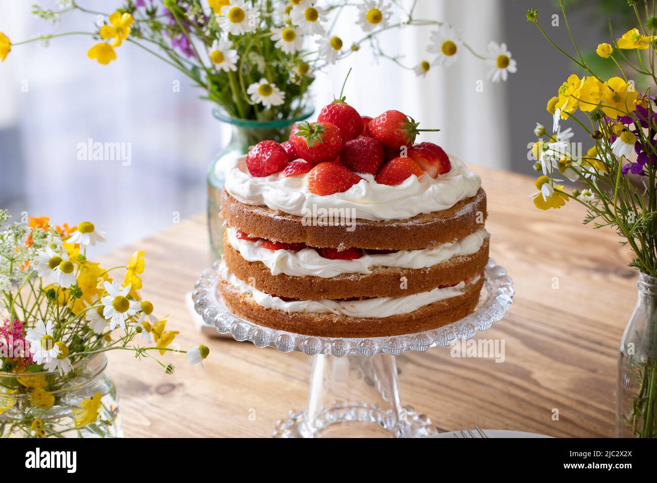 Pastel escandinavo de media fresa y crema de verano Foto de stock