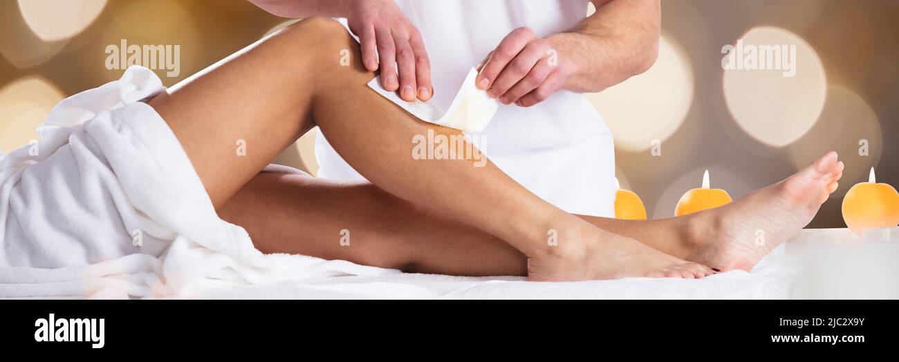 Close-up de un terapeuta Depilación Femenina pierna del cliente con tiras  de cera Fotografía de stock - Alamy