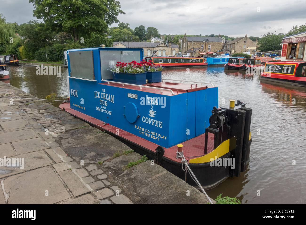 The Ice Cream Tug Boat amarrado en el canal de Leeds y Liverpool en la ciudad comercial de Skipton, North Yorkshire, Reino Unido. Foto de stock