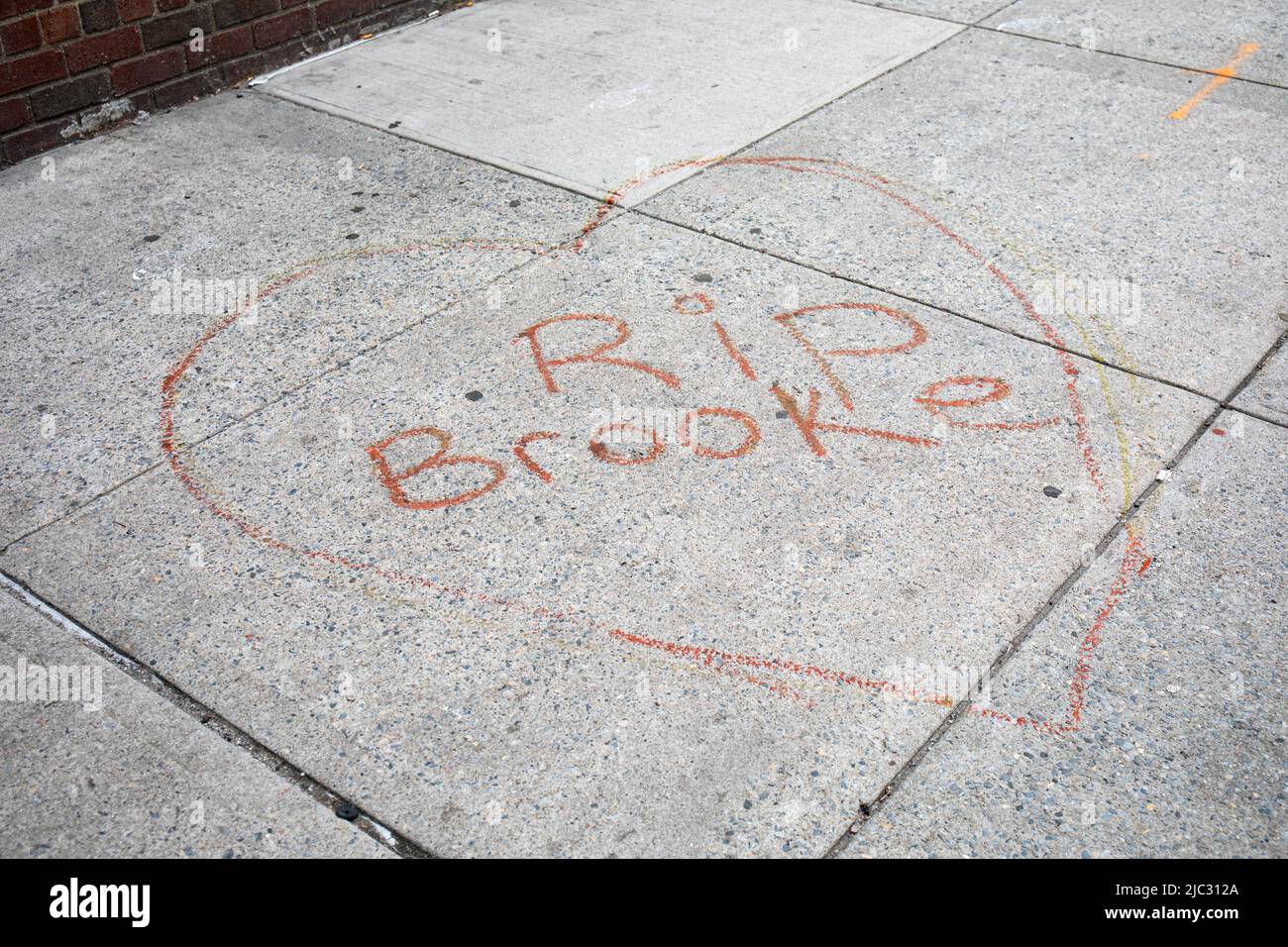 BROOKE RIP. Tiza marrón sobre pavimento gris en el Upper West Side de la ciudad de Nueva York, Estados Unidos de América. Foto de stock