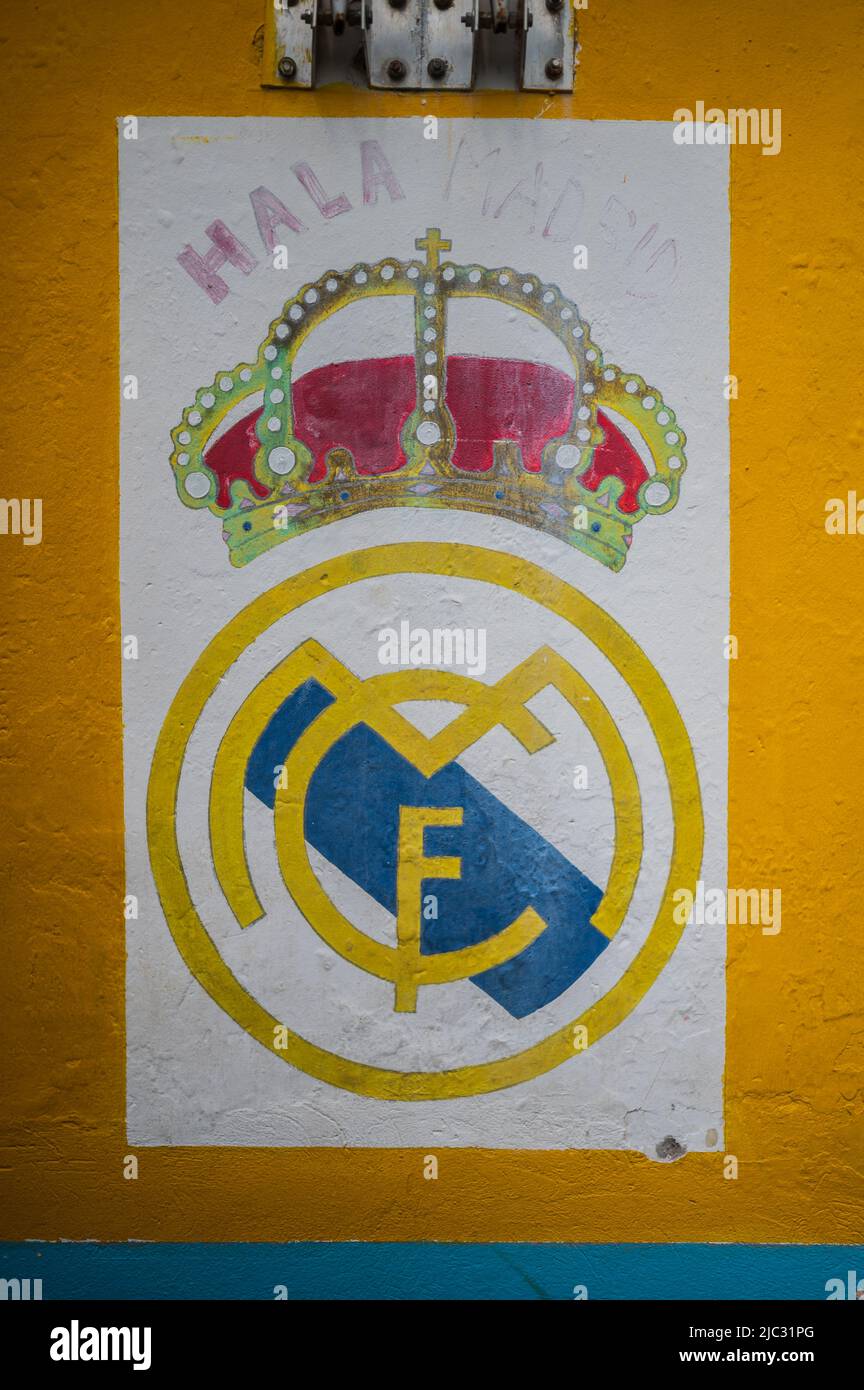 Escudo del equipo de fútbol español del Real Madrid pintado en la pared de una casa de Getsemani, Cartagena, Colombia Foto de stock