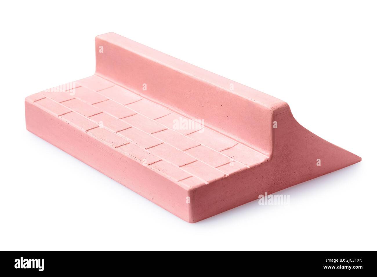 Rampa de yeso rosa con dos lados para fingerboarding, aislada sobre un fondo blanco Foto de stock