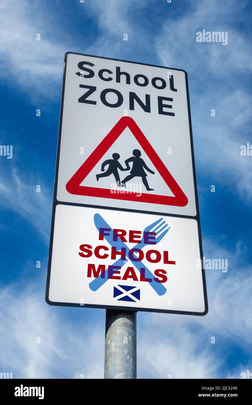 Comidas escolares gratis, letrero de escuela con bandera de Escocia. Pobreza alimentaria, costo de vida crisis Reino Unido... concepto Foto de stock