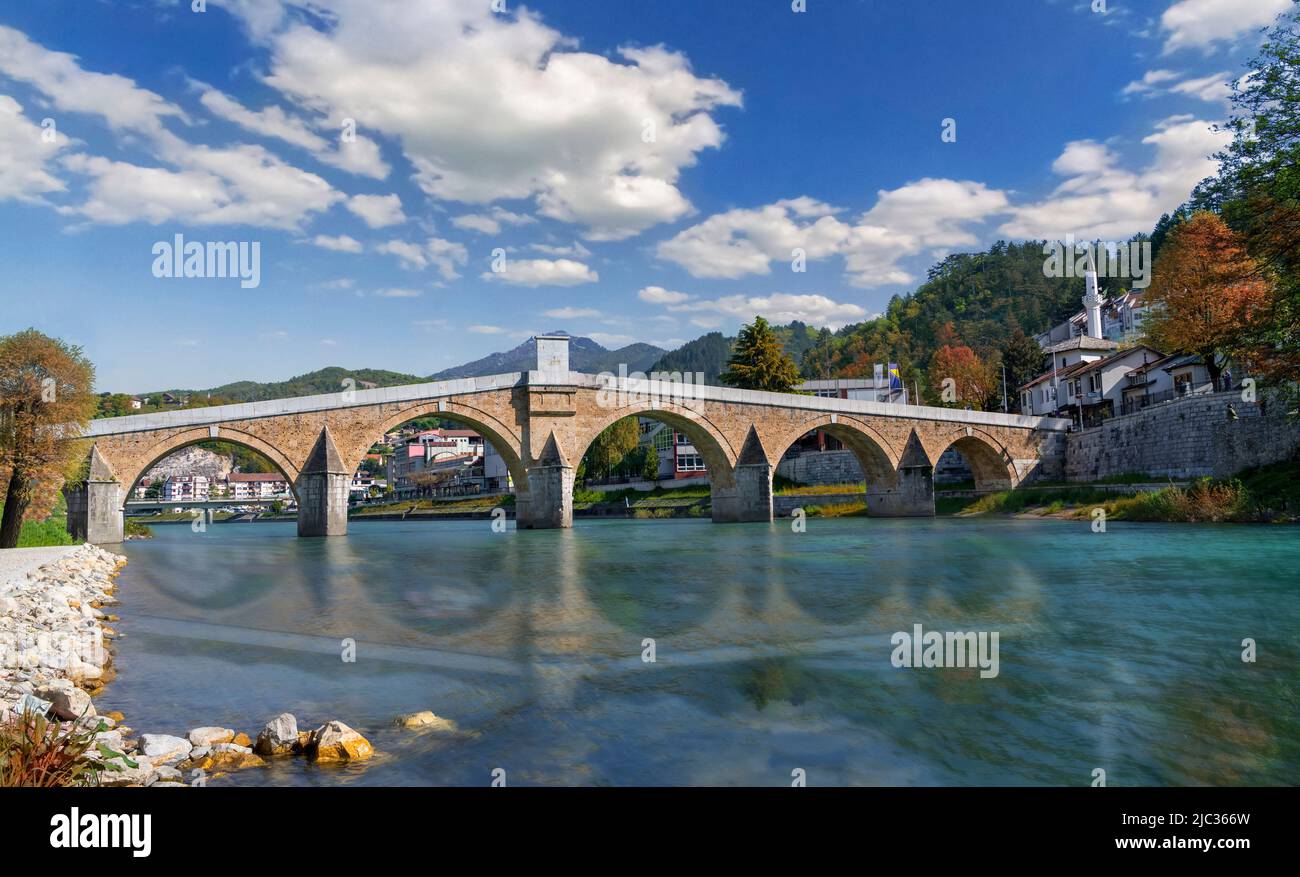 Puente Otomano en el casco antiguo de Konic en Bosnia y Herzegovina Foto de stock
