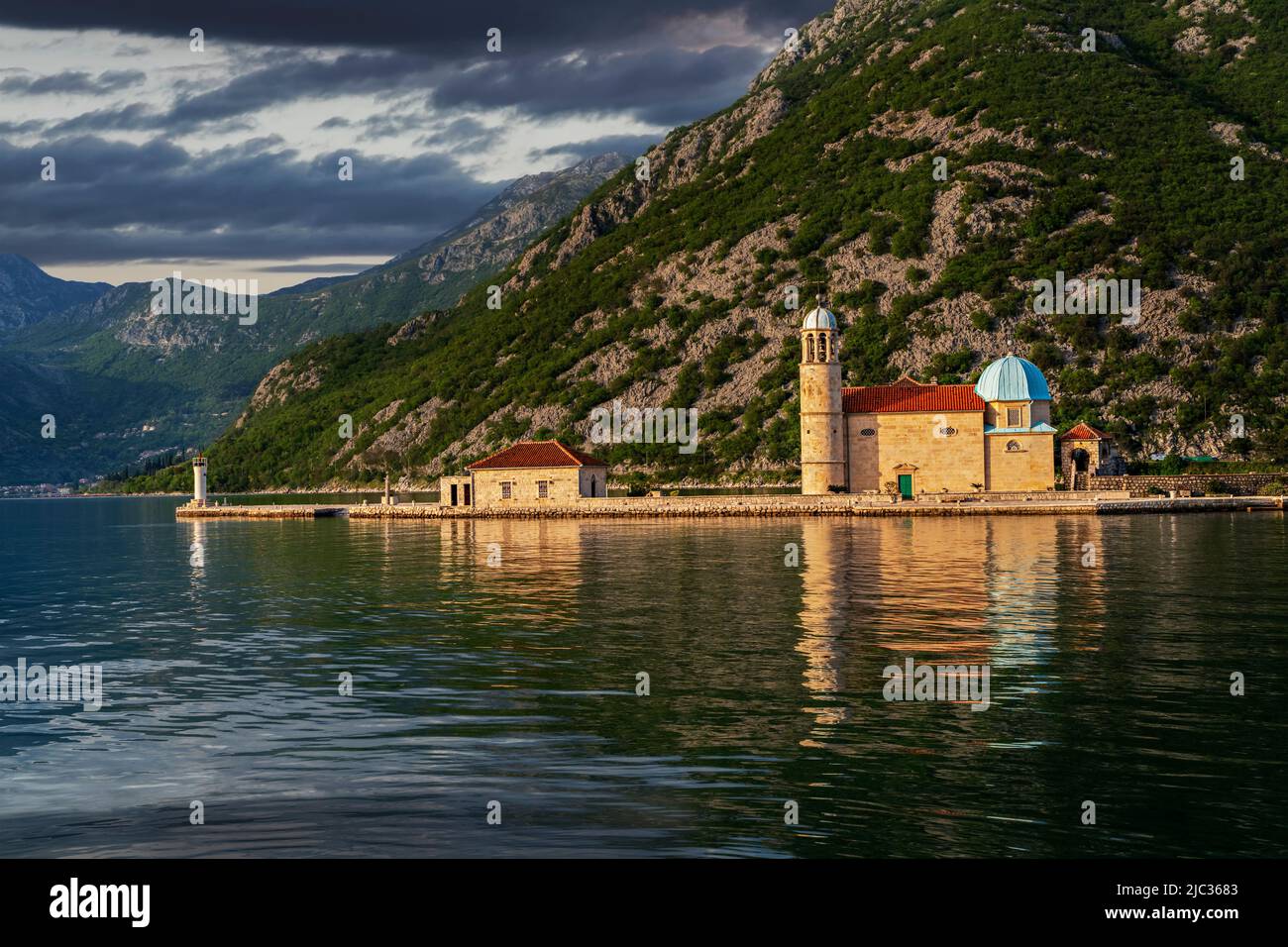 Iglesia de Nuestra Señora en la Roca al atardecer, en Perast, Kotor Bay, Mar Adriático, Montenegro. Foto de stock