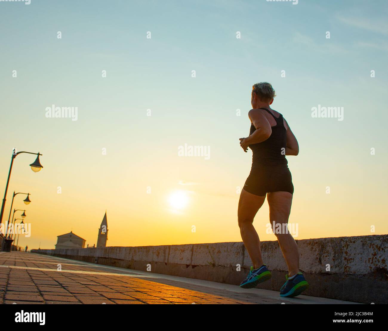 Correr por la mañana para empezar el día en gran forma Fotografía de stock  - Alamy