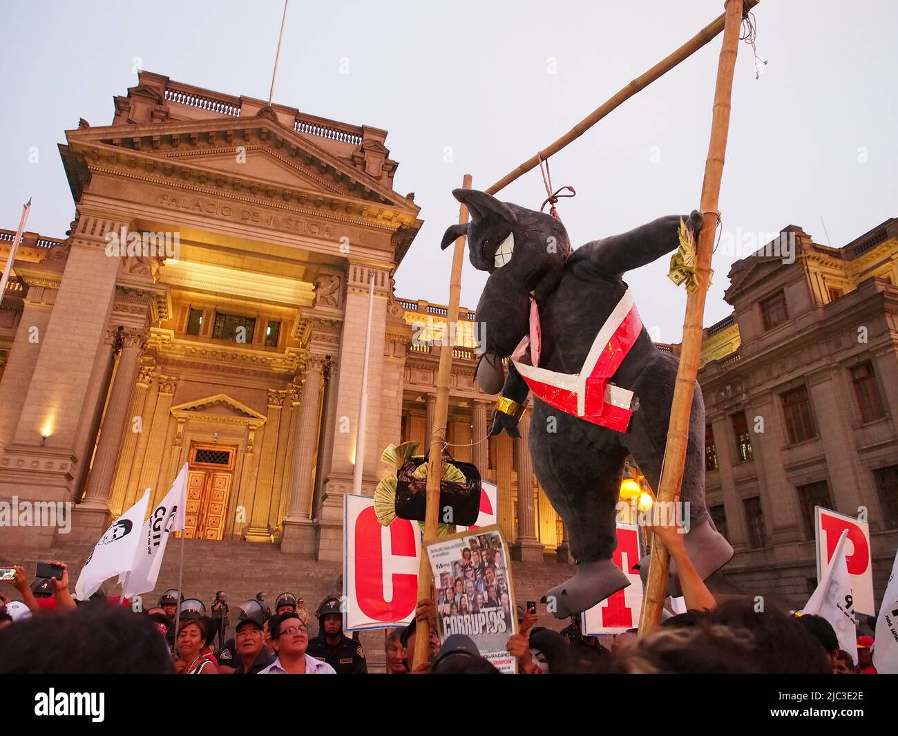 Cientos de manifestantes de la Confederación General de Trabajadores del Perú (CGTP) marcharon hoy por las calles de Lima hasta el juzgado protestando contra los casos de corrupción de los más altos rangos políticos y de la compañía Odebrecht. Foto de stock