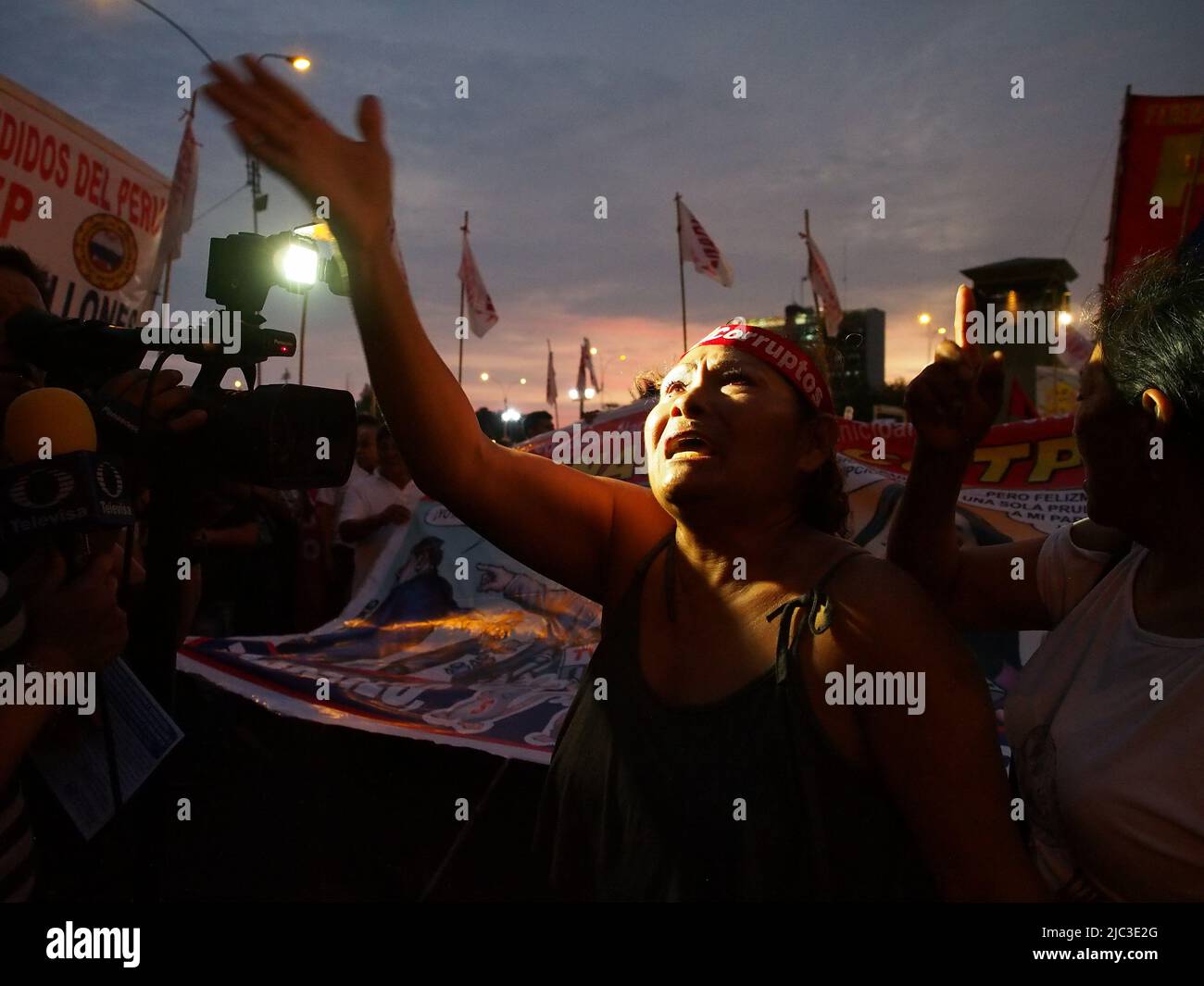 Cientos de manifestantes de la Confederación General de Trabajadores del Perú (CGTP) marcharon hoy por las calles de Lima hasta el juzgado protestando contra los casos de corrupción de los más altos rangos políticos y de la compañía Odebrecht. Foto de stock