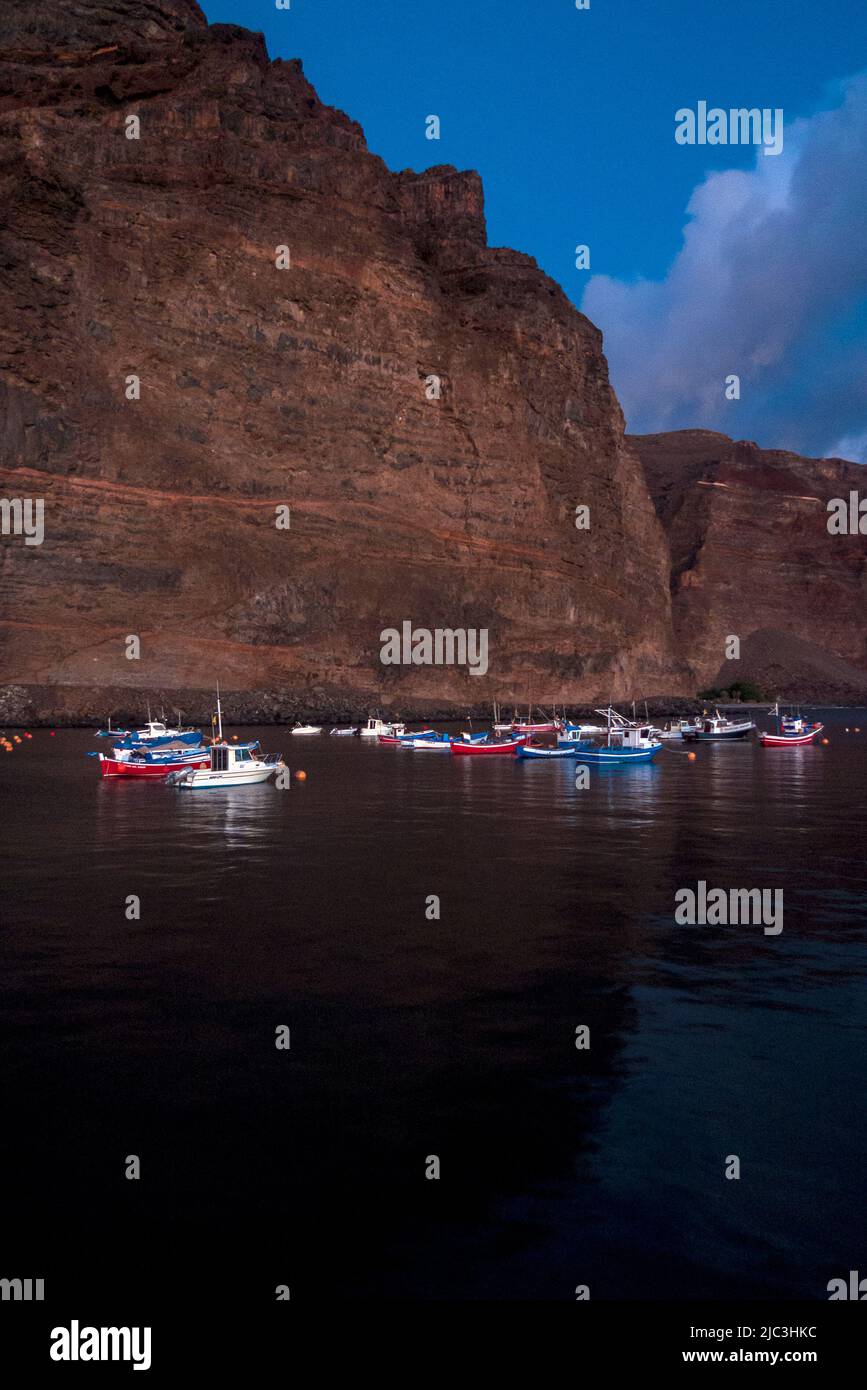 Valle del Gran Rey, La Gomera, Islas Canarias: El pequeño puerto del valle del Gran Rey al atardecer Foto de stock