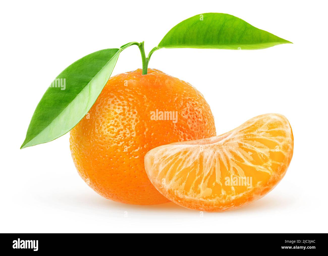 Una fruta tangerina con hojas y un segmento pelado aislado sobre fondo blanco Foto de stock