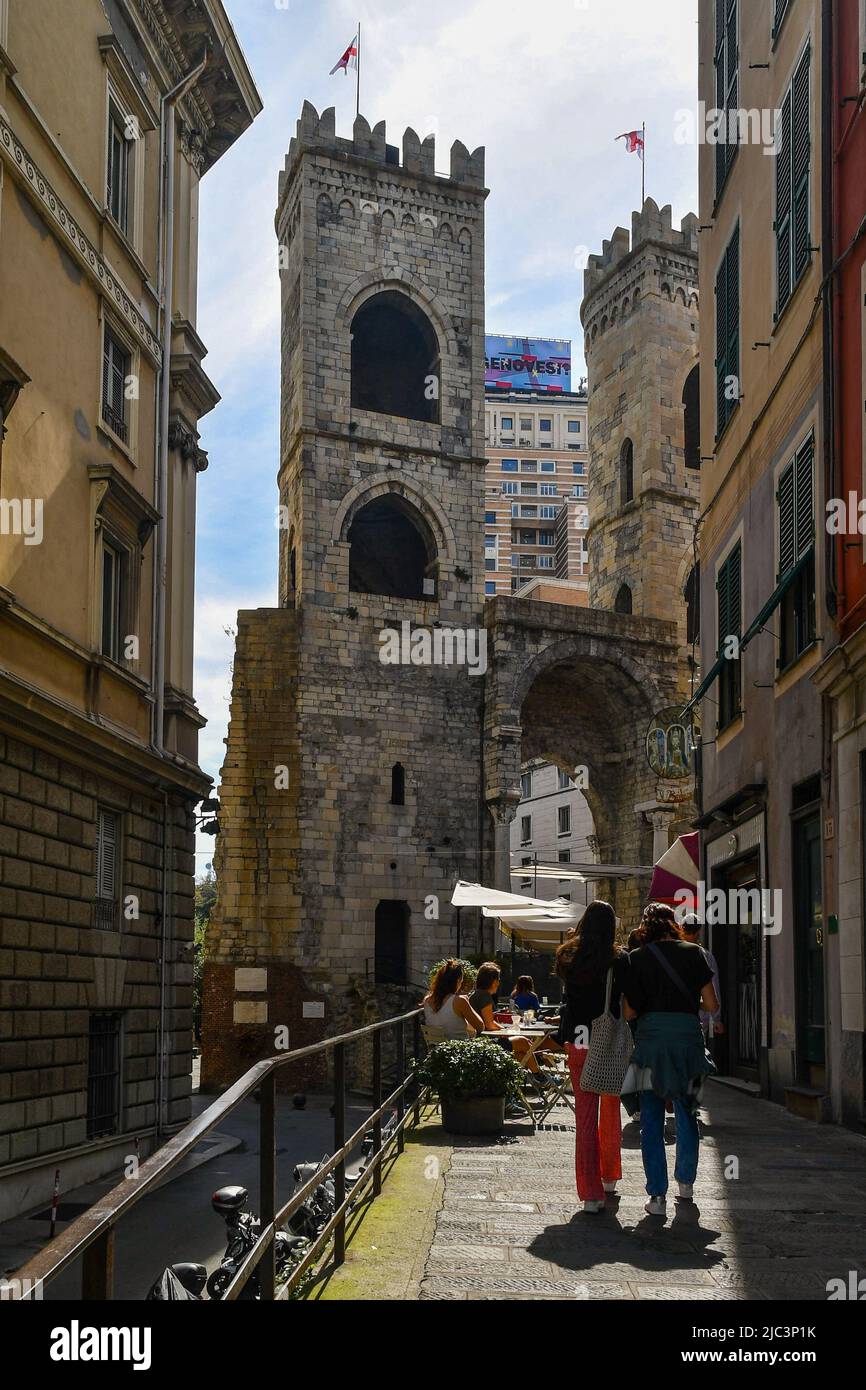 Porta Soprana, una de las puertas medievales de la ciudad costera, con el moderno rascacielos Torre Piacentini al fondo, Génova, Liguria, Italia Foto de stock