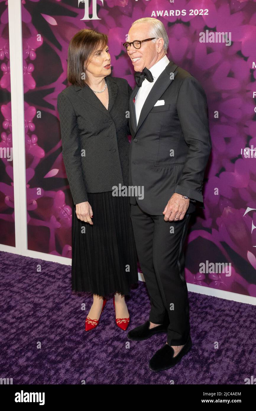 Linda G. Levy y Tommy Hilfiger asisten a los premios de la Fundación  Fragrance en el David H. Koch Theatre en Nueva York, Nueva York el 9 de  junio de 2022. (Foto
