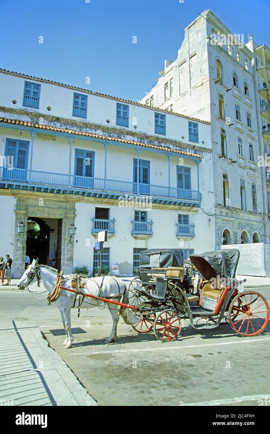 Carruaje tirado por caballos en el casco antiguo, transporte popular en Cuba, La Habana, Cuba, Caribe Foto de stock