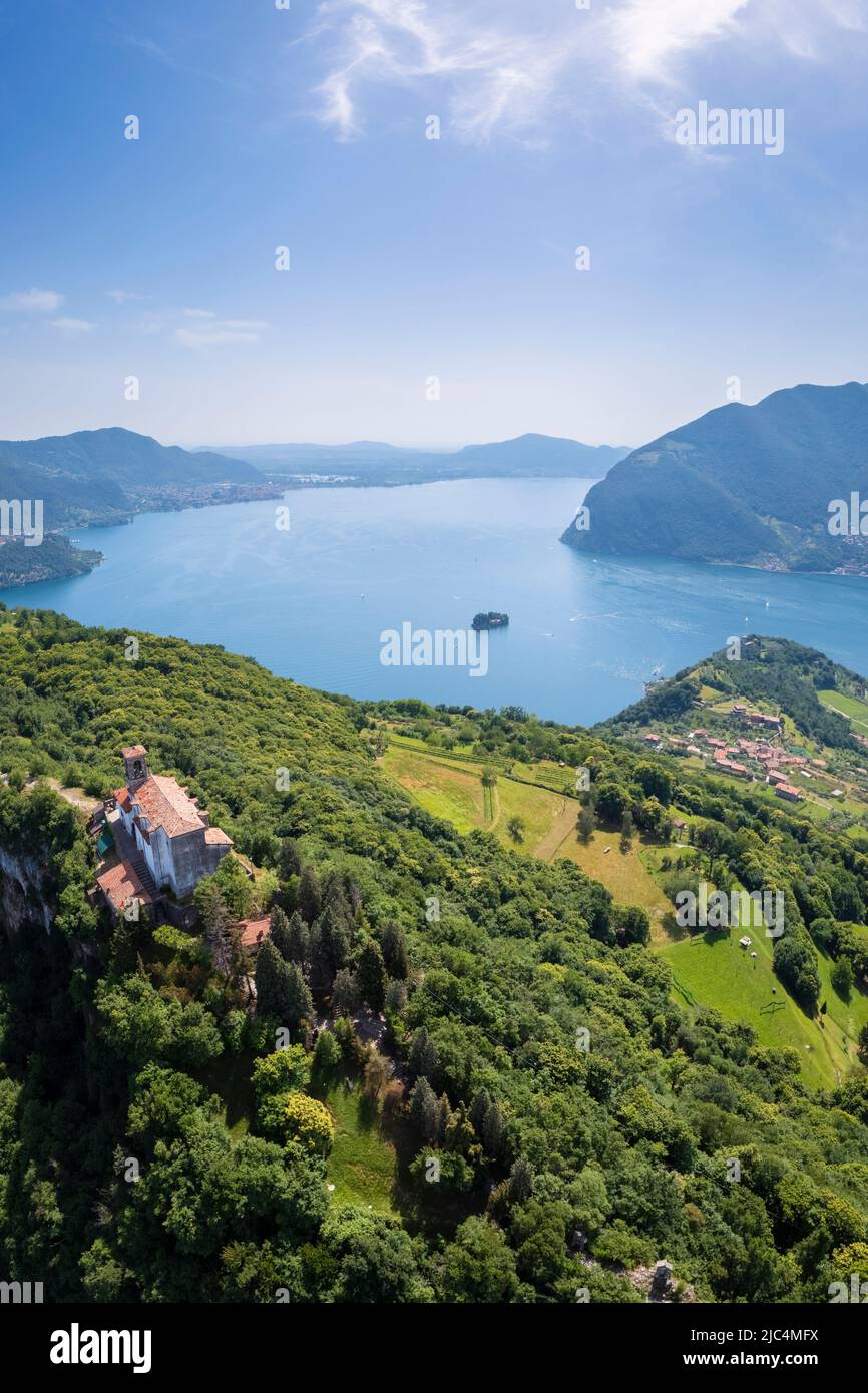 Vista aérea del Santuario della Madonna della Ceriola en la cima de Montisola, lago Iseo. Siviano, Montisola, Brescia, Lombardía, Italia, Europa. Foto de stock