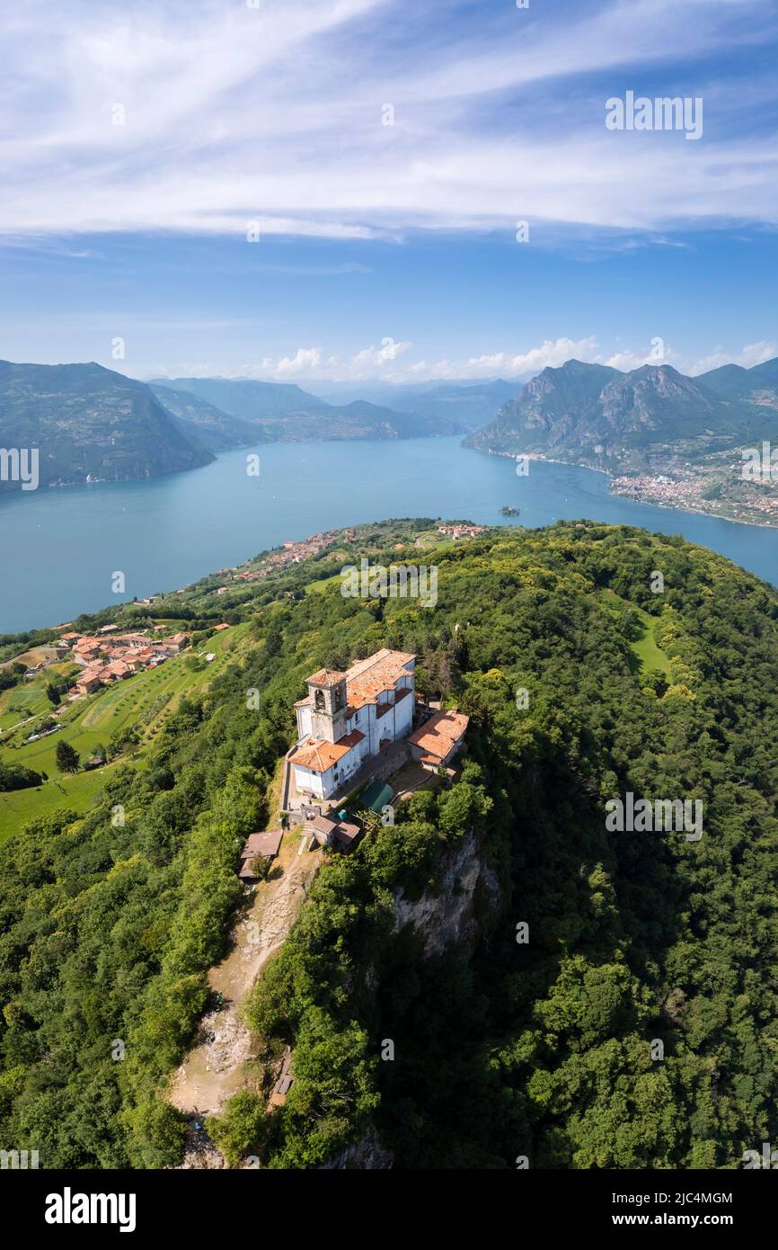 Vista aérea del Santuario della Madonna della Ceriola en la cima de Montisola, lago Iseo. Siviano, Montisola, Brescia, Lombardía, Italia, Europa. Foto de stock