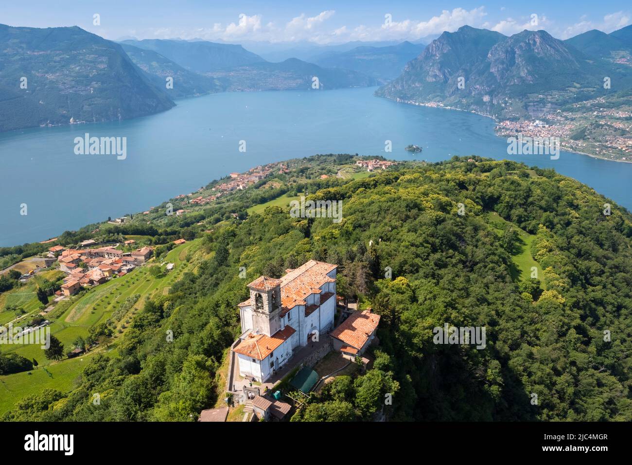 Vista aérea del Santuario della Madonna della Ceriola en la cima de Montisola, lago Iseo. Siviano, Montisola, Brescia, Lombardía, Italia, Europa. Foto de stock