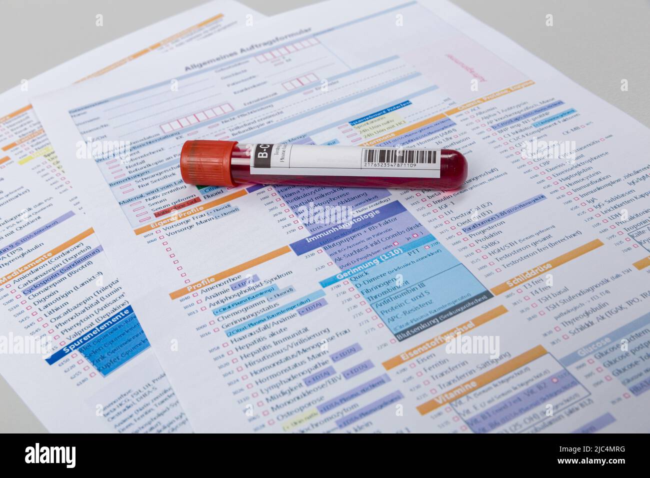 sonda de sangre y formulario de solicitud de análisis en un laboratorio  Fotografía de stock - Alamy