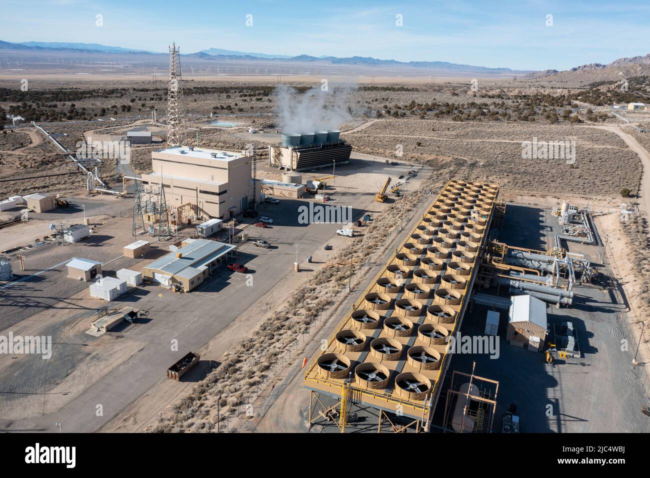 Intercambiadores de calor para el sistema geotérmico binario en la Planta Geotérmica de Blundell en Utah. A la izquierda se encuentran las torres de refrigeración de la unidad de un solo flash en Foto de stock