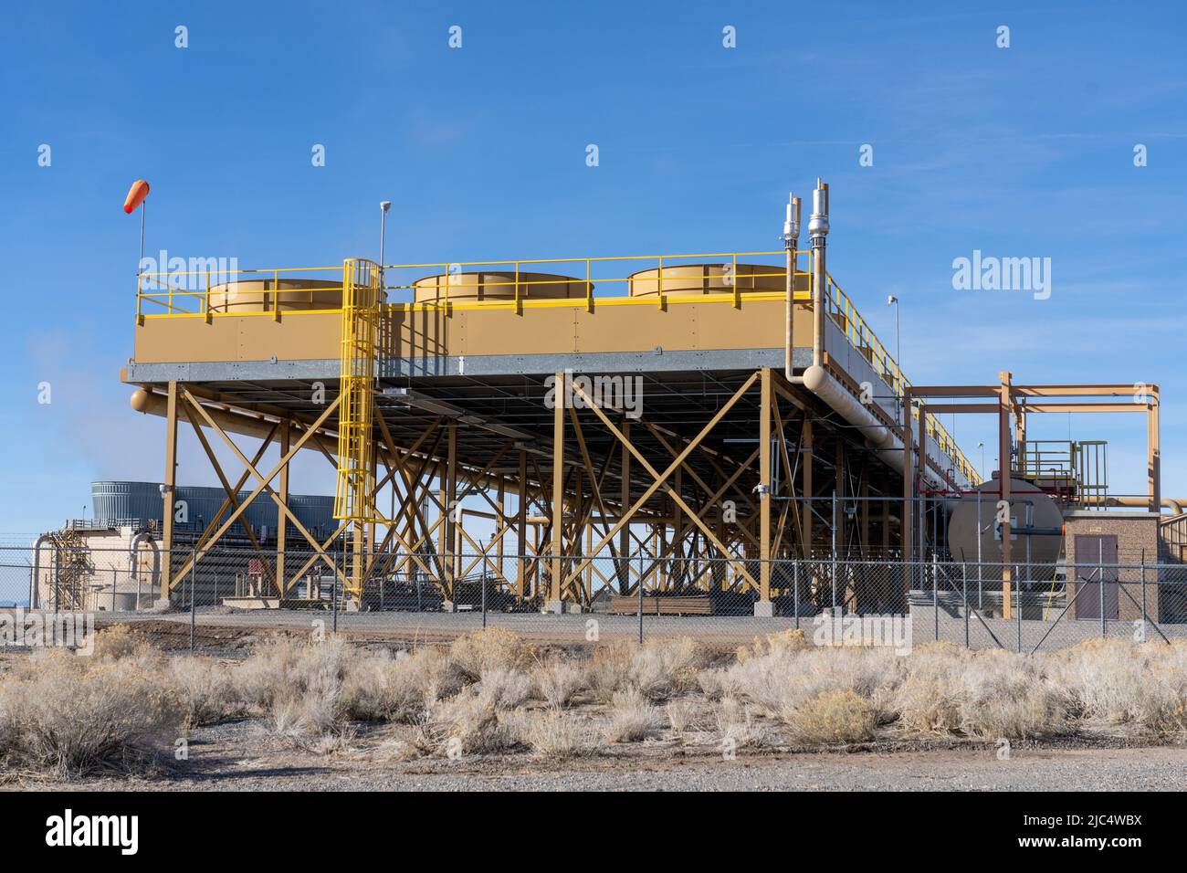 Intercambiadores de calor para el sistema geotérmico binario en la Planta Geotérmica de Blundell en Utah. A la izquierda se encuentran las torres de refrigeración de la unidad de un solo flash en Foto de stock