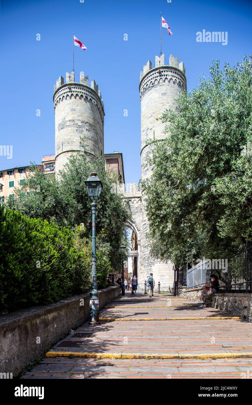 La Porta Soprana, la entrada del casco antiguo de Génova, Génova, Liguria, Italia Foto de stock