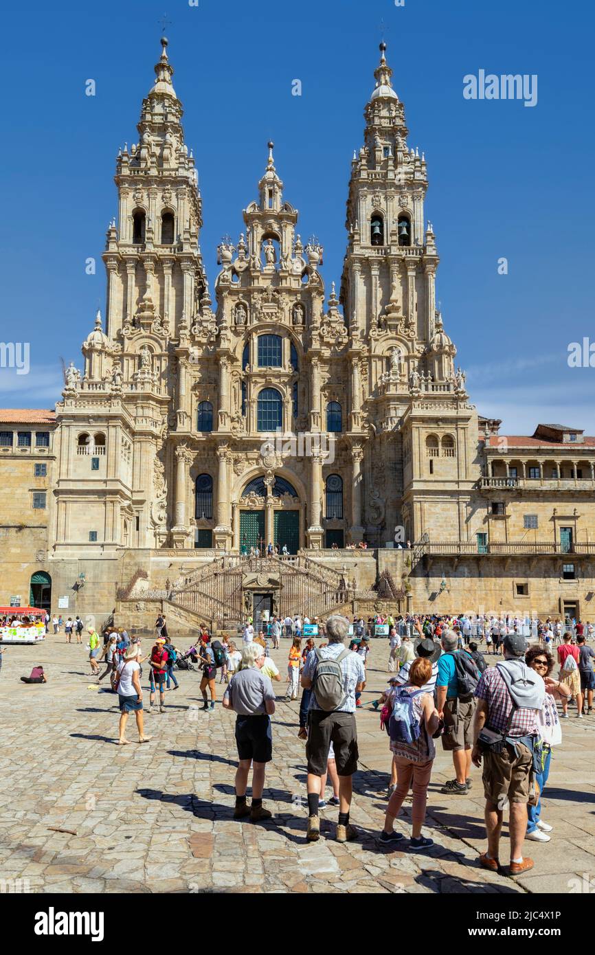 Peregrinos frente a la catedral de Santiago de Compostela vista a través de la plaza Obradoiro. Santiago de Compestela, Provincia De A Coruña, Galicia, S. Foto de stock
