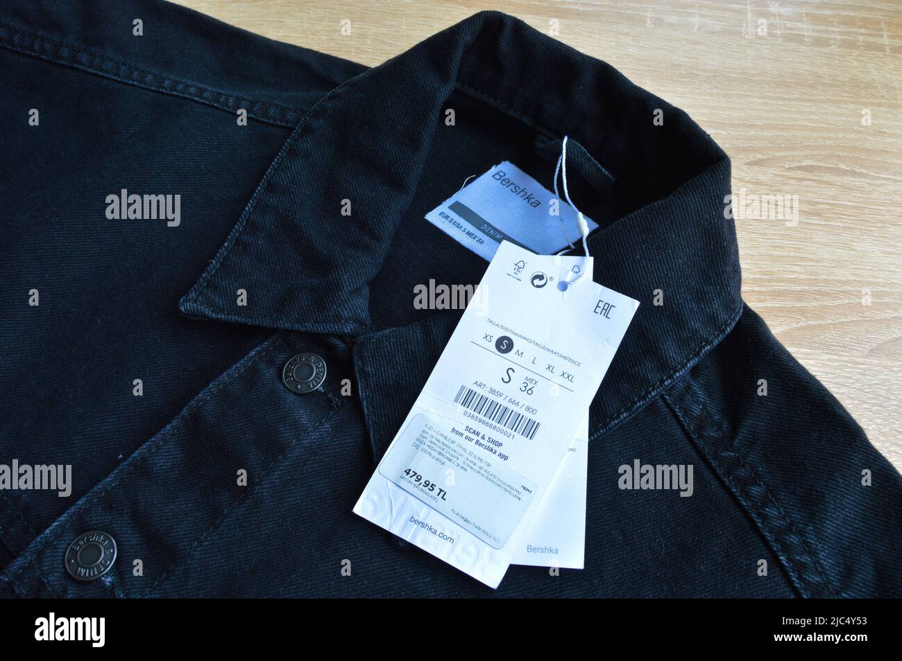 Bershka negro vaqueros vaqueros chaqueta abrigo y en blanco venta papel  etiqueta, mayo 01 2022 Estambul Maltepe Turquía Fotografía de stock - Alamy