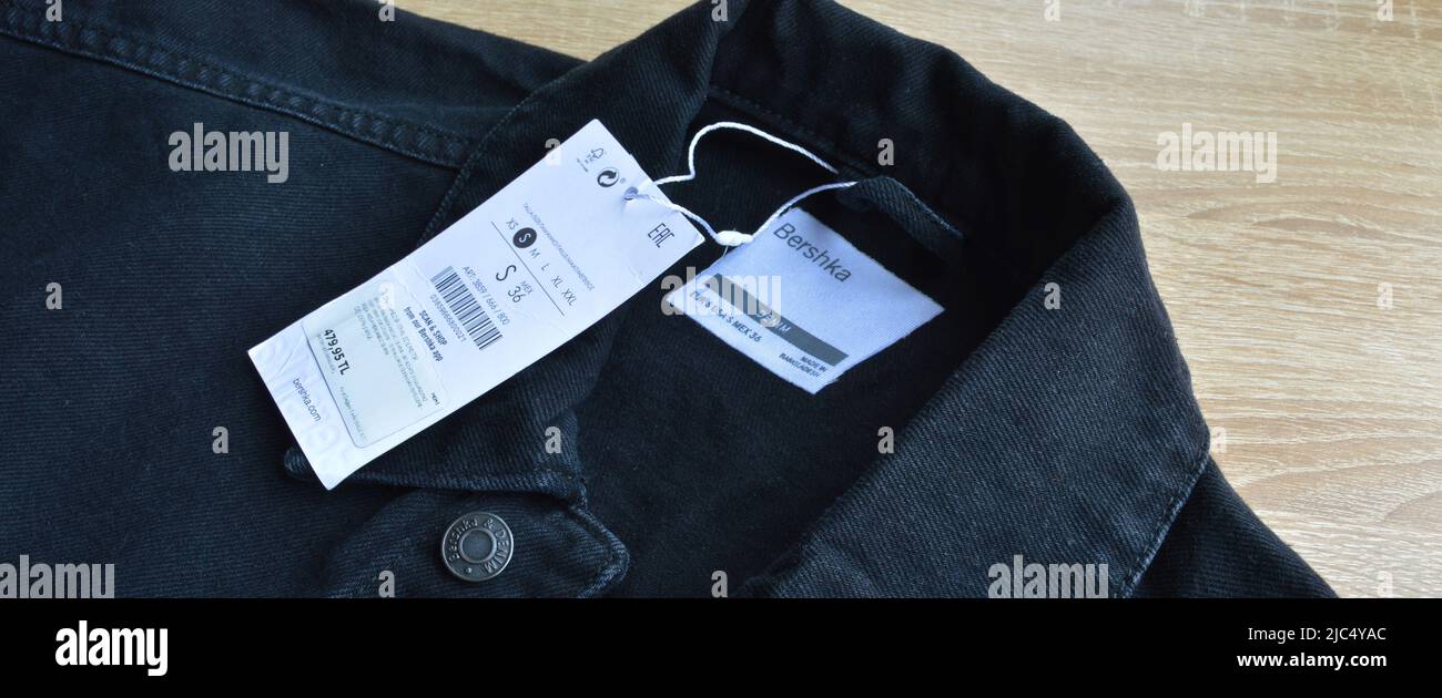 Bershka negro vaqueros vaqueros chaqueta abrigo y en blanco venta papel  etiqueta, mayo 01 2022 Estambul Maltepe Turquía Fotografía de stock - Alamy