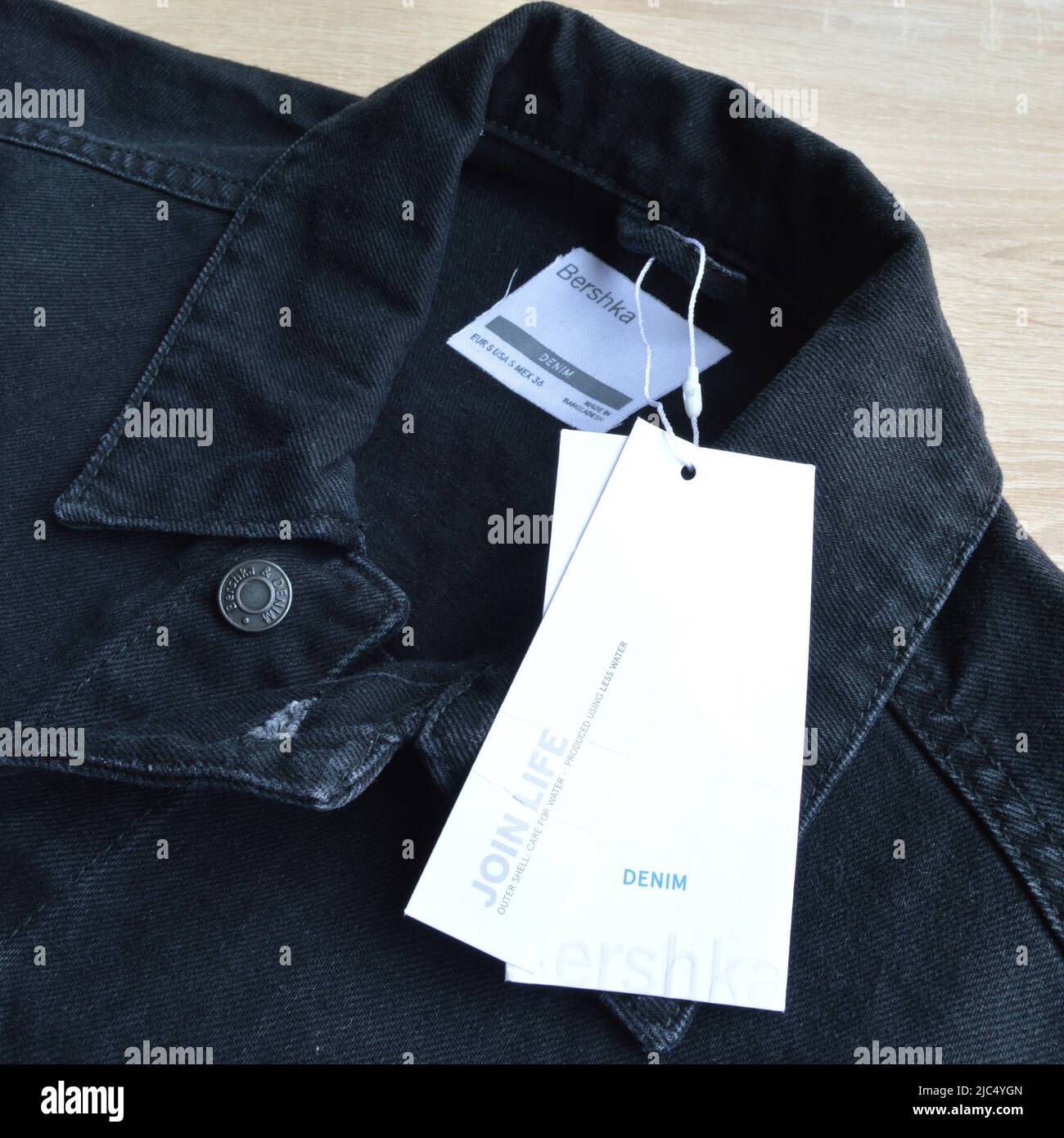 Bershka negro vaqueros vaqueros chaqueta abrigo y en blanco venta papel  etiqueta, mayo 01 2022 Estambul Maltepe Turquía Fotografía de stock - Alamy