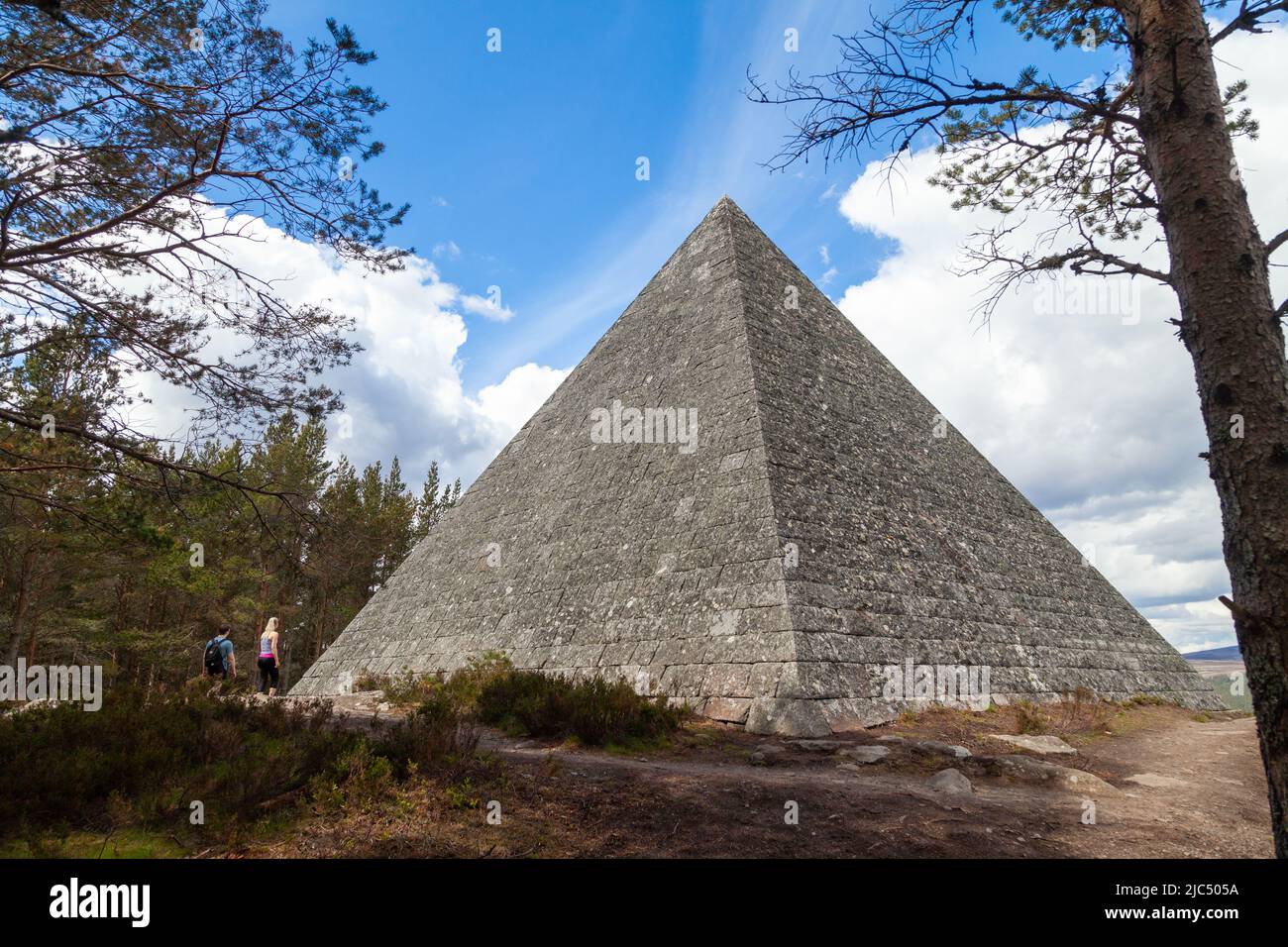 Pirámide del Príncipe Alberto en el Estado Balmoral, Escocia Foto de stock