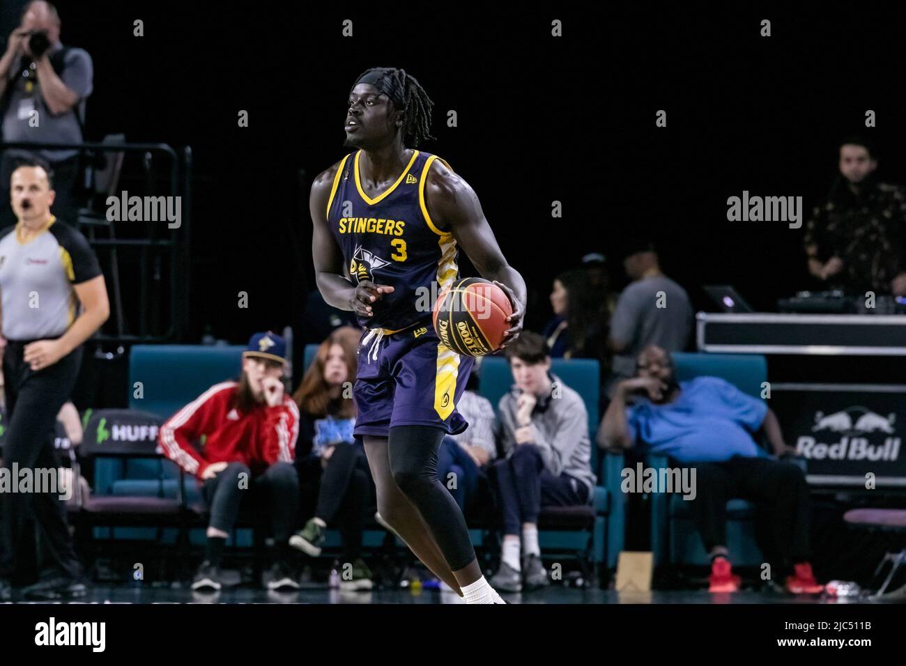 El 1 Aher Aguak (delantero) de Edmonton juega contra la Alianza de