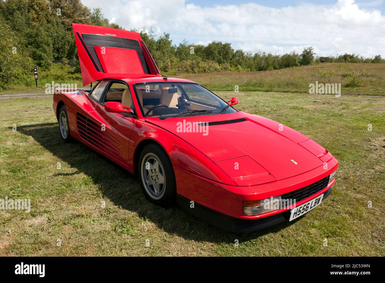 Vista frontal de tres cuartos, de un rojo, 1990, Ferrari Testarossa, en exposición en el Deal Classic Car Show 2022 Foto de stock