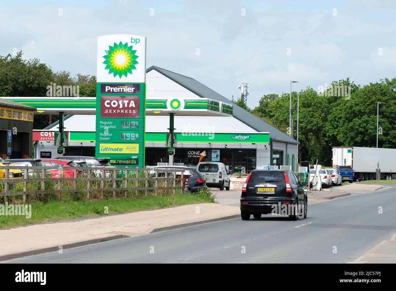 Rotherwas, Hereford, Herefordshire, Reino Unido - Viernes 10th de junio de 2022 - Un motorista pasa por una gasolinera BP en Rotherwas, Hereford con precios de gasolina mostrados como £193,9 por litro y diesel a £196,9 por litro casi £2,00 por litro - los precios del combustible siguen subiendo. Foto Steven May / Alamy Live News Foto de stock